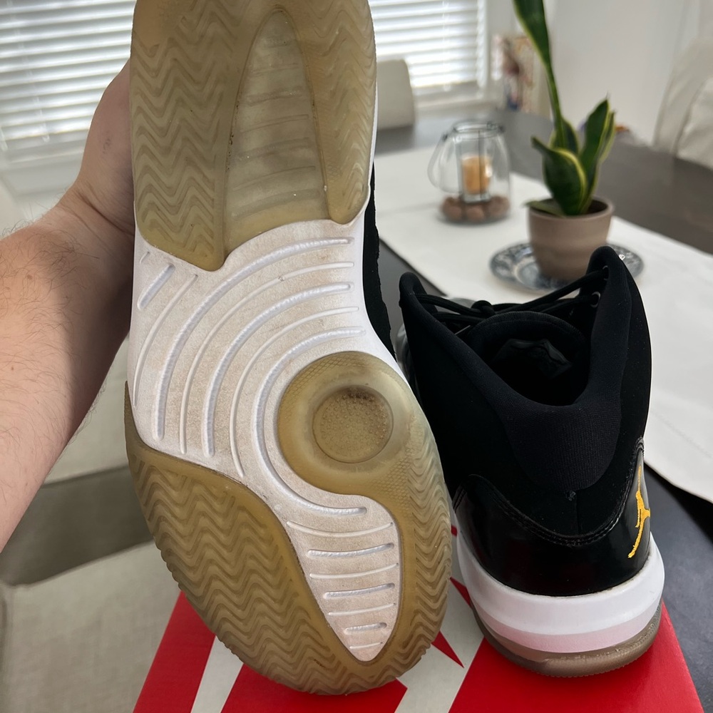 Air Jordan Max Aura Black and Gold - Picture 4 of 5